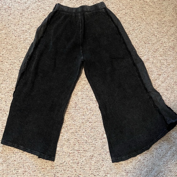 Oli & Hali Pants - Woman’s Oli & Hali Wide Leg Capri Pants